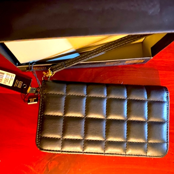 London Fog Wristlet - Picture 5 of 6